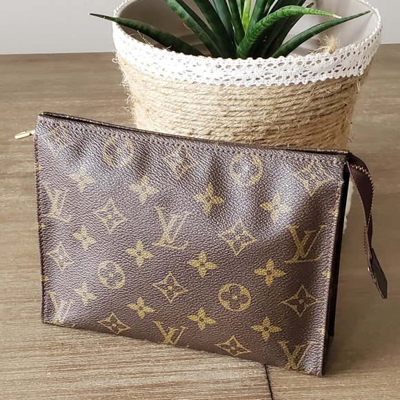 Authentic Louis Vuitton Toiletry 19 in Monogram - Picture 2 of 16